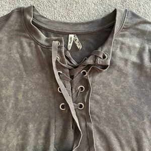 Mudd women’s juniors XS top. Charcoal color with khaki marble pattern.